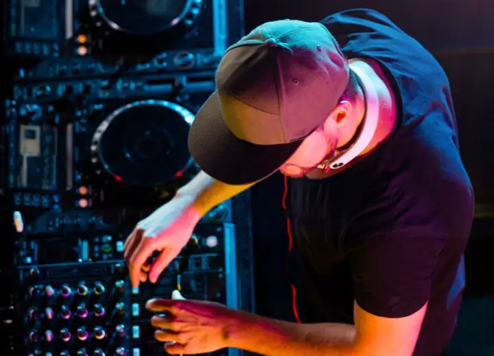 Do Djs Become Deaf - How do DJs avoid hearing loss