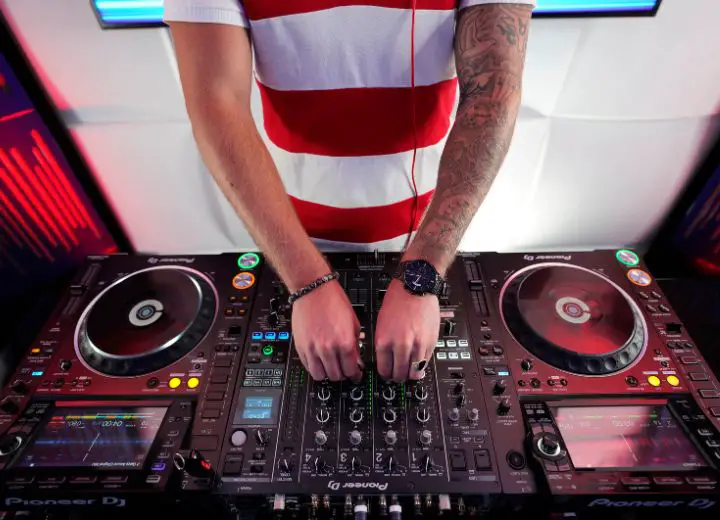 Reasons Why EDM Is The Easiest Genre For DJ Beginners